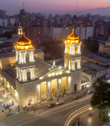 En verano, Tucum�n combina historia fundacional, cerros verdes y tradiciones vivas del norte argentino.