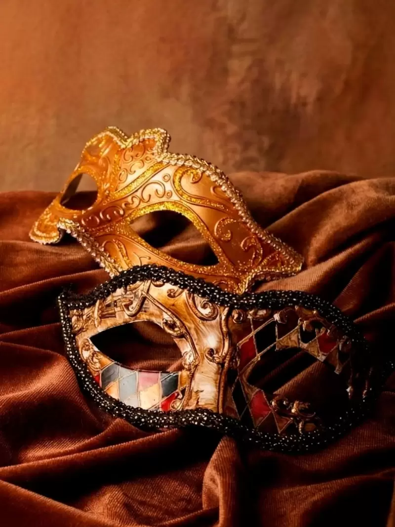 Tierra Restaurante presenta una velada enmascarada con cena de cinco pasos y show l�rico en vivo.