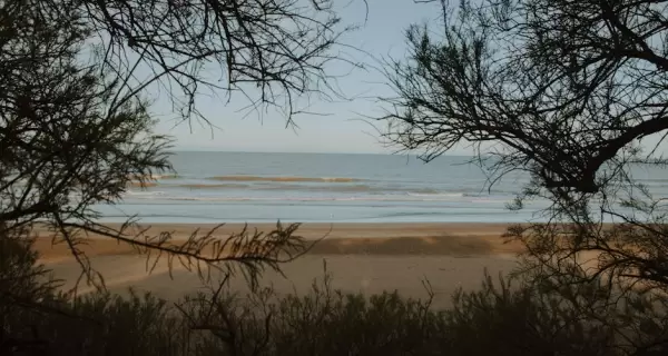 Los paisajes costeros argentinos son protagonistas absolutos del verano.