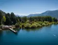 En verano, los lagos argentinos ofrecen frescura, paisaje y un ritmo ideal para descansar.