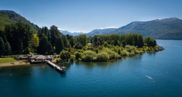 En verano, los lagos argentinos ofrecen frescura, paisaje y un ritmo ideal para descansar.