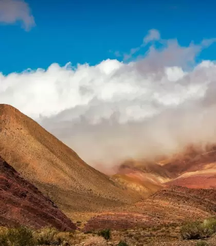 Los paisajes del norte argentino deslumbran con sus cerros rojizos.
