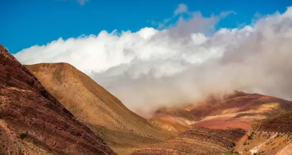 Los paisajes del norte argentino deslumbran con sus cerros rojizos.