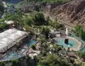 Termas de Cacheuta Mendoza con piscinas termales y paisaje de monta�a en la cordillera.