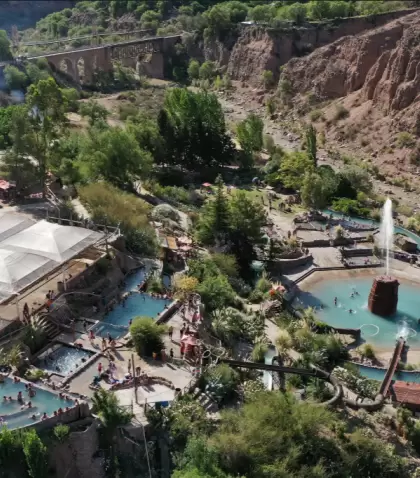 Termas de Cacheuta Mendoza con piscinas termales y paisaje de monta�a en la cordillera.