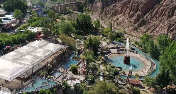 Termas de Cacheuta Mendoza con piscinas termales y paisaje de monta�a en la cordillera.
