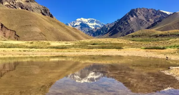 Cerros, valles escondidos, rutas de monta�a y lagunas sorprenden a los visitantes de Mendoza.