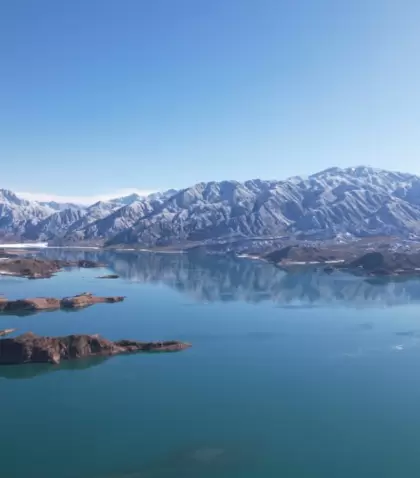 Adem�s del lago, Potrerillos es uno de los centros de turismo aventura m�s importantes de la provincia.