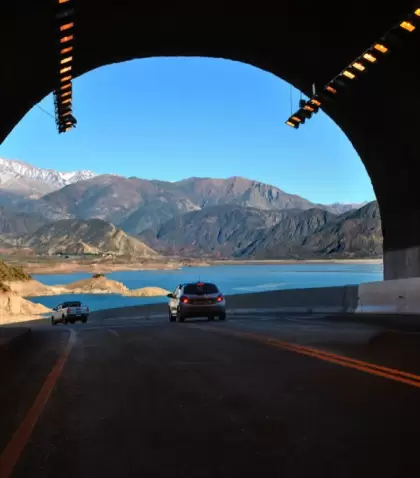 Mendoza tiene caminos que atraviesan monta�as, valles y zonas vitivin�colas.