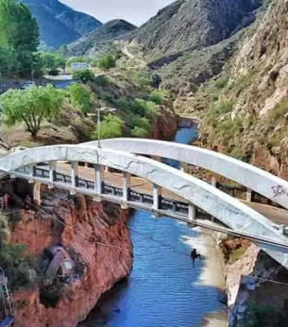 Los pueblos de monta�a aparecen en valles cordilleranos y en caminos secundarios.