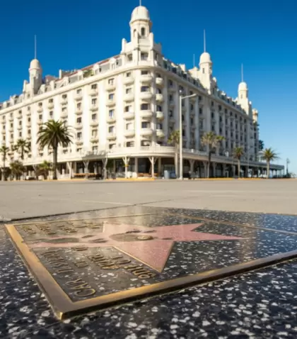 Las baldosas con las marcas de los artistas son una parada obligada para
quienes recorren la costa marplatense.