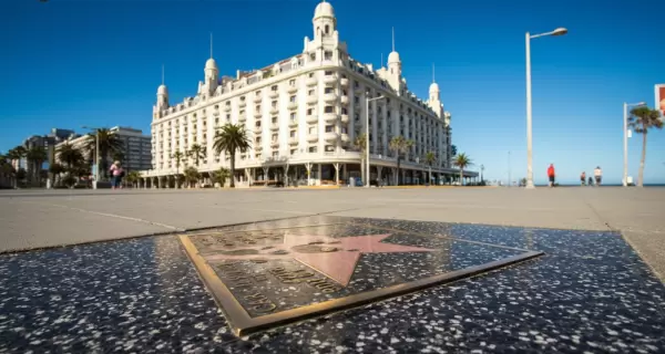 Las baldosas con las marcas de los artistas son una parada obligada para
quienes recorren la costa marplatense.