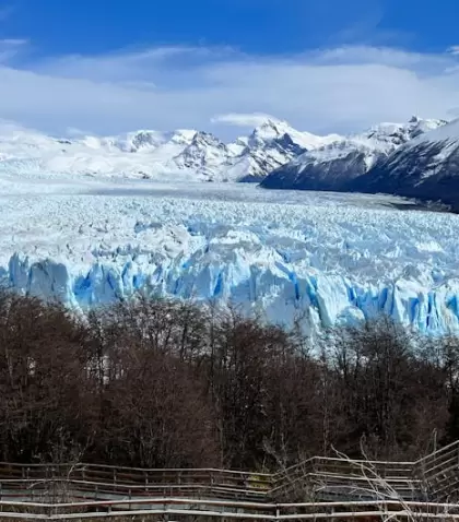 En mayo, el Glaciar Perito Moreno se disfruta con pasarelas libres de multitudes.