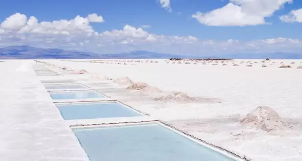 En la excursi�n a Salinas Grandes el camino tiene tanto peso como la llegada.