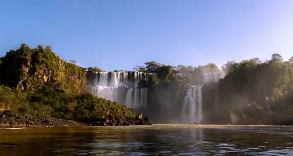 Las Cataratas no necesitan extras para impactar.
