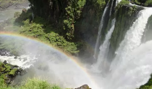 Visitar las Cataratas del Iguaz� temprano permite conectar mejor con el entorno.