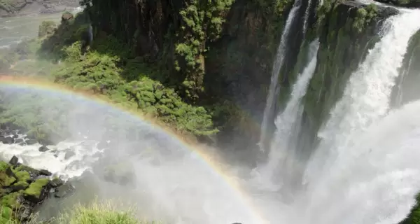 Visitar las Cataratas del Iguaz� temprano permite conectar mejor con el entorno.