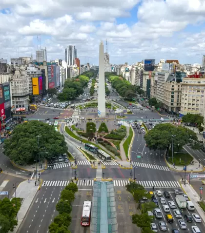 El Obelisco domina el centro porte�o con una vista panor�mica de la Avenida 9 de Julio y el coraz�n de Buenos Aires.
