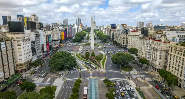 El Obelisco domina el centro porte�o con una vista panor�mica de la Avenida 9 de Julio y el coraz�n de Buenos Aires.