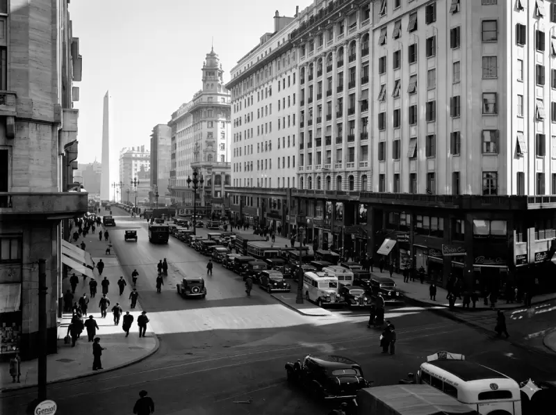 Postal hist�rica de la Avenida 9 de Julio con el Obelisco ya consolidado como s�mbolo porte�o en 1937.