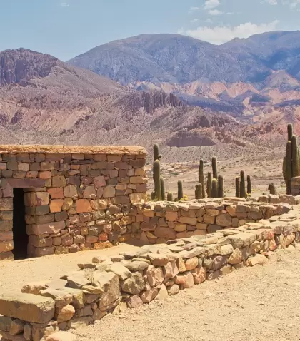 En invierno, los pueblos juje�os muestran tranquilidad, cerros coloridos, calles silenciosas y luz c�lida.