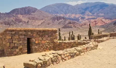 En invierno, los pueblos juje�os muestran tranquilidad, cerros coloridos, calles silenciosas y luz c�lida.