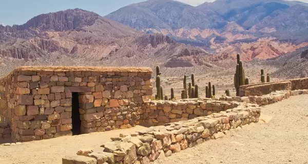 En invierno, los pueblos juje�os muestran tranquilidad, cerros coloridos, calles silenciosas y luz c�lida.