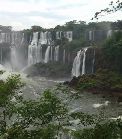 Viajar a Iguaz� en junio no significa resignar paisaje ni intensidad.