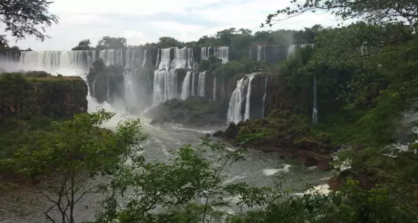 Viajar a Iguaz� en junio no significa resignar paisaje ni intensidad.