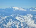 Mendoza en invierno invita con su cordillera nevada, vinos intensos y paisajes silenciosos.