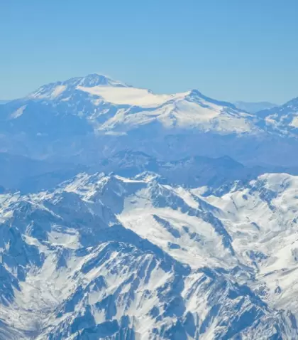 Mendoza en invierno invita con su cordillera nevada, vinos intensos y paisajes silenciosos.