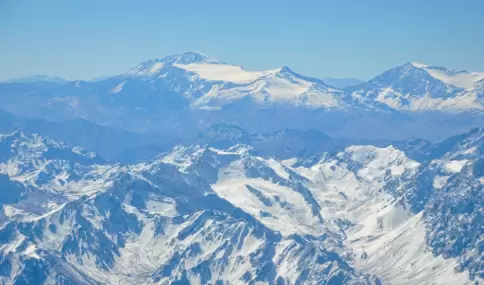 Mendoza en invierno invita con su cordillera nevada, vinos intensos y paisajes silenciosos.