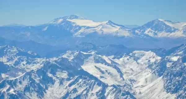 Mendoza en invierno invita con su cordillera nevada, vinos intensos y paisajes silenciosos.