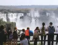 Las Cataratas tienen algo especial para los chicos: son un lugar que impacta de verdad.