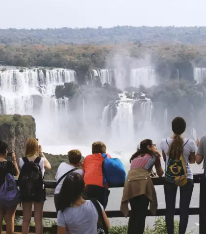Las Cataratas tienen algo especial para los chicos: son un lugar que impacta de verdad.