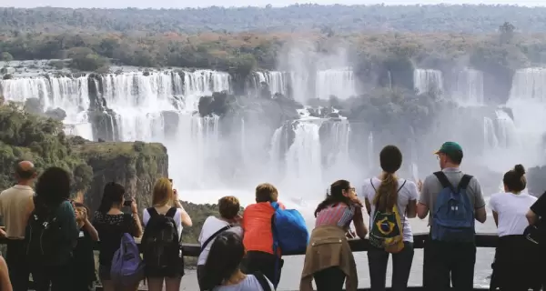 Las Cataratas tienen algo especial para los chicos: son un lugar que impacta de verdad.