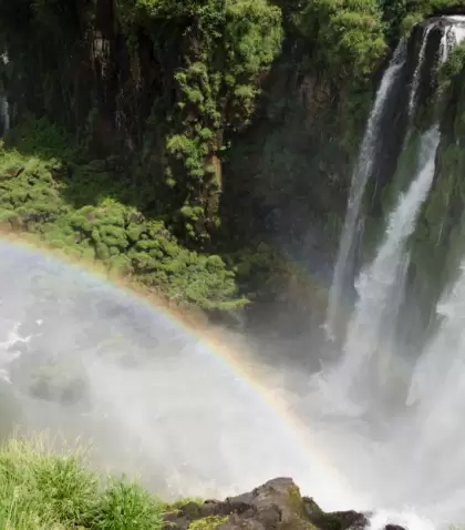 En Iguaz�, el agua impresiona siempre.
