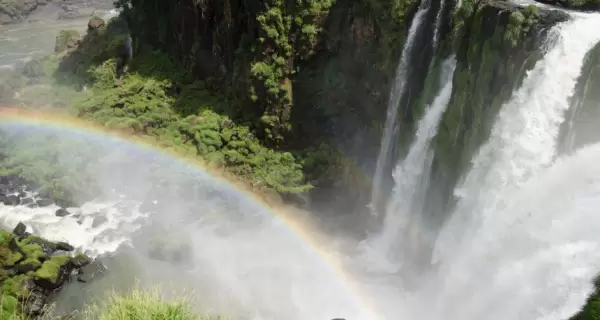 En Iguaz�, el agua impresiona siempre.