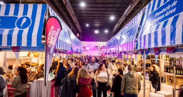 Miles de visitantes recorren los stands con productos regionales de todo el pa�s.